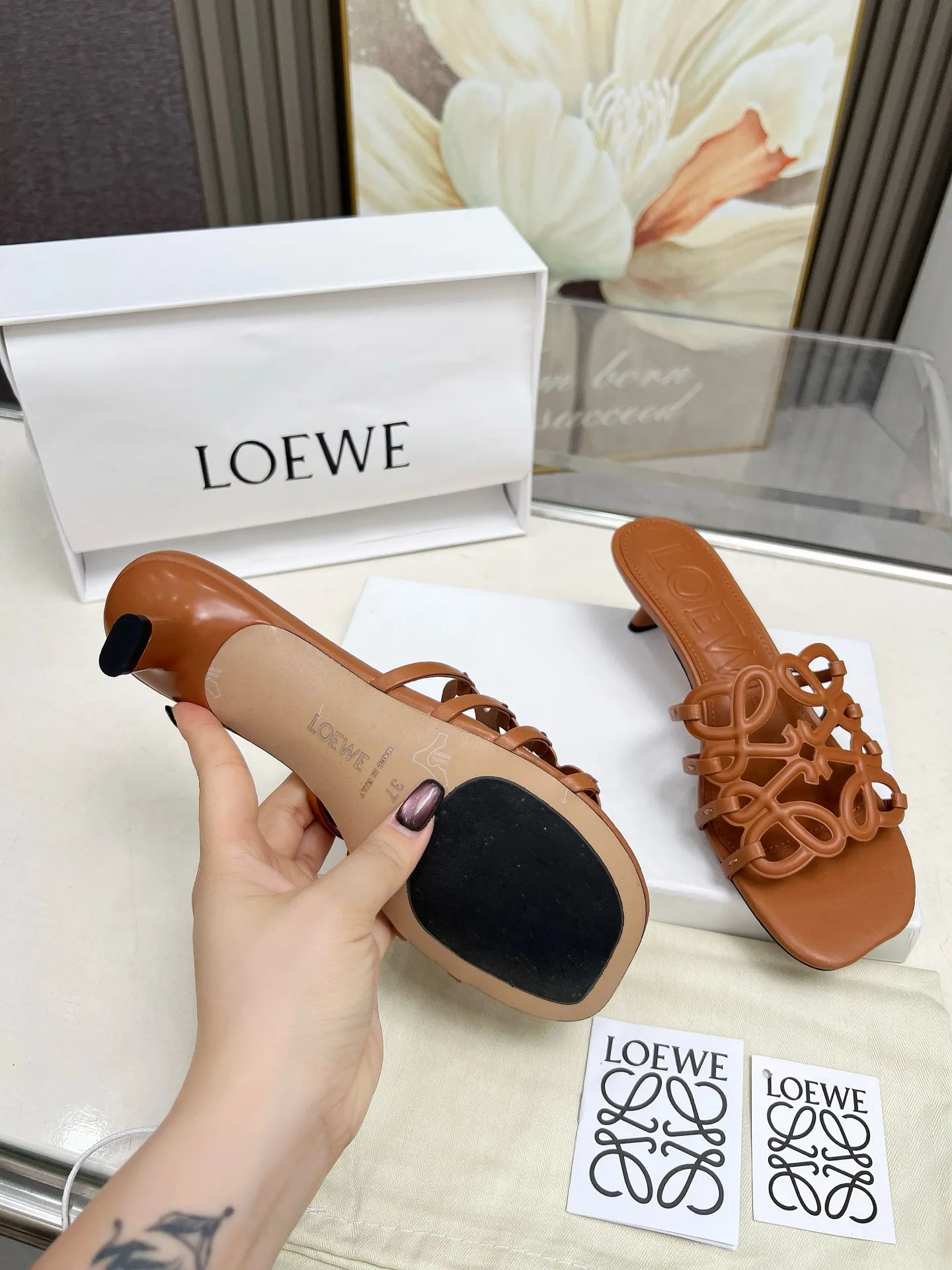 👟👟Ex-factory price 500👟👟 LOEWE 2025 SS summer limited edition hollow slippers, it is a very comprehensive noble fashion brand, highly recommended to all little fairies.   1⃣️Material: Imported cowhide 2⃣️Inner lining: Imported Italian lambskin, super soft and delicate 3⃣️Outsole: Imported Italian original original color genuine leather outsole Heel height 4.5 4⃣️Code number: 35 to 39 (40.41.42.43. Customized)